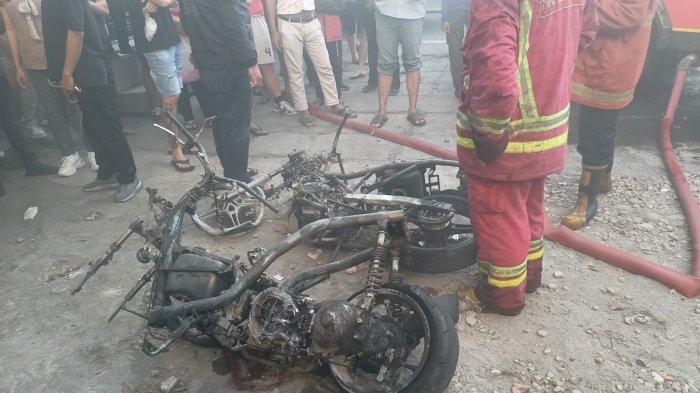 Dua unit sepeda motor yang terbakar di parkiran basement setelah dipadamkan dan dilakukan identifikasi, Kamis (20/7/2023).