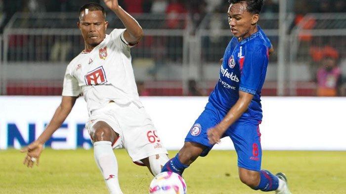 PERTANDINGAN - Duel Pemain Arema FC, Arkhan Fikri dan Pemain Malut United, Manahati Lestusen pada laga Malut United vs Arema FC di pekan 25 Liga 1 2024/2025 yang berlangsung di Stadion Gelora Kie Raha Ternate, Selasa (4/3/2025). Dalam pertandingan ini, Singo Edan takluk dengan skor 2-1.