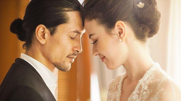 Kimberly Ryder menguggat cerai Edwar Akbar di usia enam tahun pernikahan. Kisah cinta mereka dulu kini menjadi sorotan.