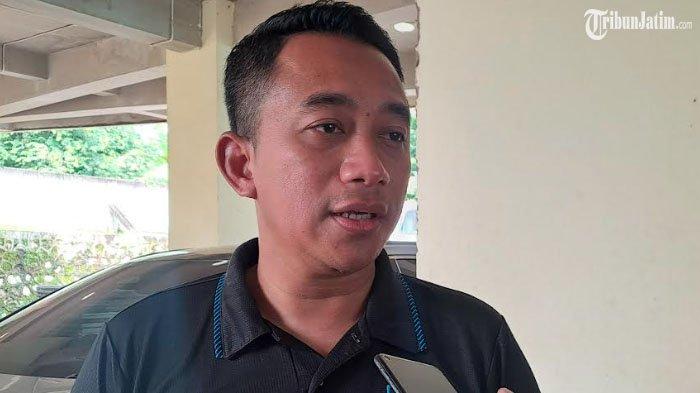 EVALUASI - Manajer Persela, Fariz Julinar Maurisal saat diwawancarai terkait pemberhentian Simon McMenemy sebagai pembantu pelatih Persela, Senin (17/2/2025). Manajemen menunjuk mantan pemain senior Timnas Indonesia Hamka Hamzah. 