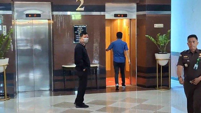 Edward Tannur mantan Anggota DPR-RI dari fraksi PKB yang merupakan ayahanda dari Ronald Tannur saat berada di Kejati Jatim, Selasa, (5/11/2024).
