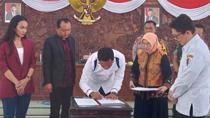 Eko Setiawan saat menandatangani akta notaris peralihan kepemimpinan manajemen Persibo Bojonegoro, Rabu (25/10/2023) siang.