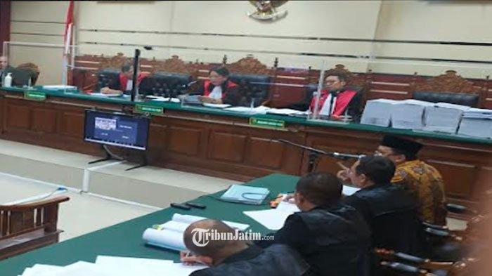 Eks Bupati Sidoarjo Gus Muhdlor, menjalani sidang perdana kasus dugaan korupsi pemotongan dana insentif ASN BPPD Sidoarjo, yang sebelumnya menyeret dua anak buahnya di Ruang Sidang Candra Kantor Pengadilan Tipikor (PN) Surabaya, Senin (30/9/2024) siang.