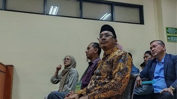 Eks Bupati Sidoarjo Gus Muhdlor, menjalani sidang perdana kasus dugaan korupsi pemotongan dana insentif ASN BPPD Sidoarjo, yang sebelumnya menyeret dua anak buahnya di Ruang Sidang Candra Kantor Pengadilan Tipikor (PN) Surabaya, Senin (30/9/2024) siang.