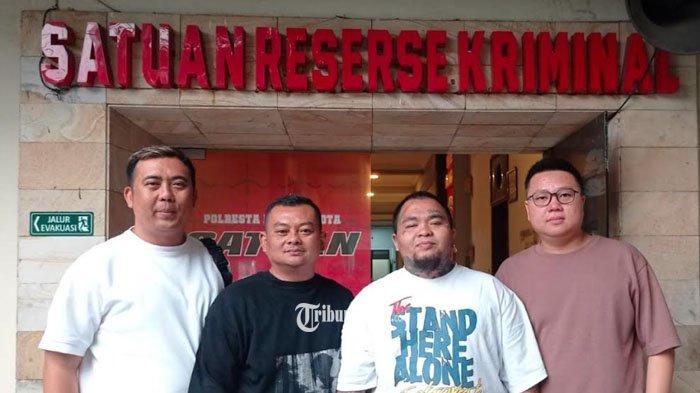 Eks MasterChef Indonesia, King Abdi bersama rekan-rekannya saat membuat pengaduan ke Satreskrim Polresta Malang Kota pada Jumat (27/9/2024) sore terkait adanya ulasan negatif tak bertanggung jawab.