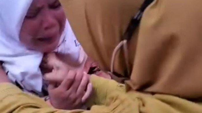 Ekspresi Sus, pelaku pencurian pakaian saat di interogasi pemilik Toko Sabrang Desa Sabrang Kecamatan Ambulu Jember.