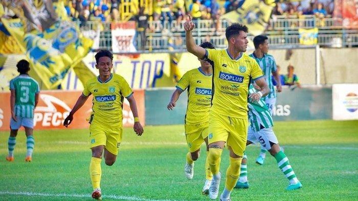 Ekspresi pemain Gresik United bermain di Stadion Gelora Joko Samudro, Selasa (9/1/2024).