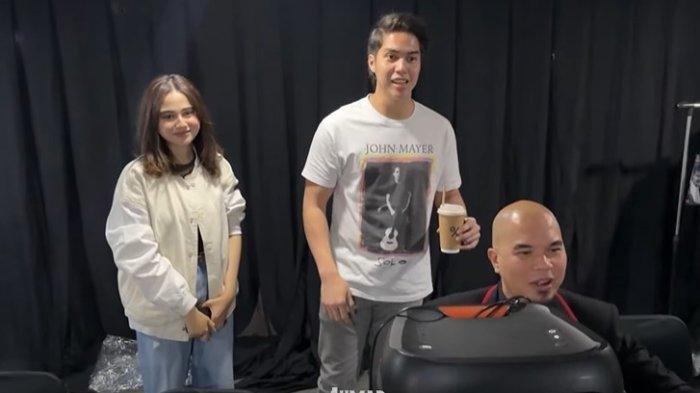 Artis El Rumi tengah ramai dibicarakan karena diduga menjalin hubungan asmara dengan aktris Syifa Hadju.