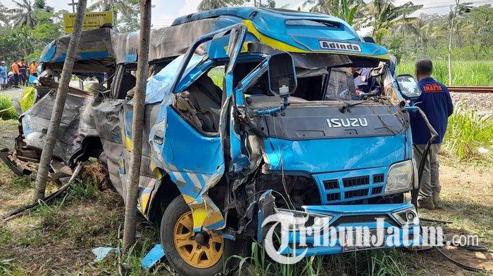 Elf ringsek usai ditabrak kereta di perlintasan kereta api JPL 63, Desa Ranupakis, Kecamatan Klakah, Kabupaten Lumajang, Jawa Timur, Senin (20/11/2023).