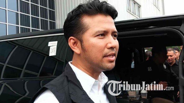 HORMATI KPK - Wakil Gubernur Jatim, Emil Elestianto Dardak saat ditemui seusai agenda di kawasan Benowo Surabaya, Rabu (16/4/2025). Emil menyatakan menghormati upaya KPK yang melaksanakan serangkaian penggeledahan di Surabaya. 