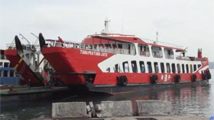 Gambar terkait 29 Penumpang Belum Ditemukan,Keluarga Korban KMP Tunu Pratama Jaya Tabur Bunga di Selat Bali (dari Bing)