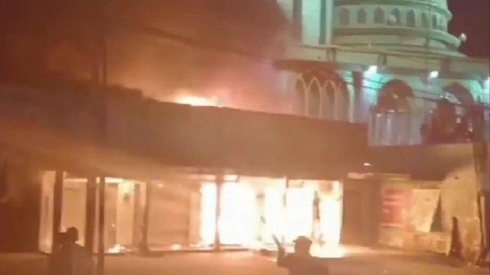 Sebanyak 4 stan di Pasar Pucuk Lamongan yang terbakar, Kamis (12/9/2024) malam, masjid di sebelah lokasi selamat dari musibah