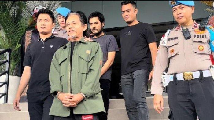Penampakan aktor Epy Kusnandar alias Kang Mus usai ditangkap polisi karena kasus dugaan penyalahgunaan narkoba jenis ganja, di Polres Metro Jakarta Barat, Sabtu (11/5/2024).