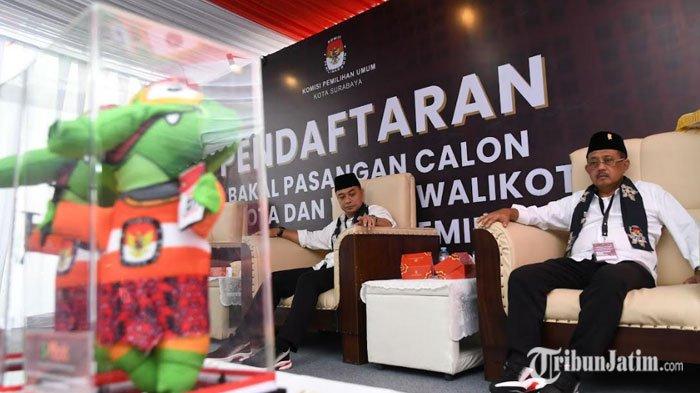 Bakal Calon Wali Kota Eri Cahyadi bersama Bakal Calon Wakil Wali Kota Surabaya Armuji saat mendaftar ke Komisi Pemilihan Umum (KPU) Surabaya, Rabu (28/8/2024).