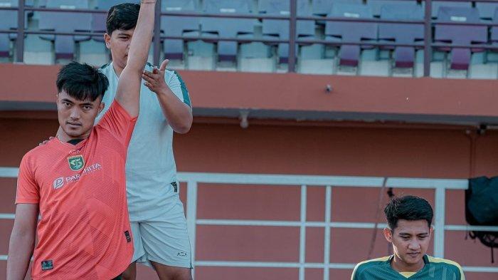 Ernando Ari dan Malik Risaldi menjalani latihan pemulihan di Lapangan Thor, Surabaya. Keduanya diragukan tampil menghadapi Persija di Stadion Gelora Bung Tomo (GBT), Jumat (22/11/2024) mendatang.