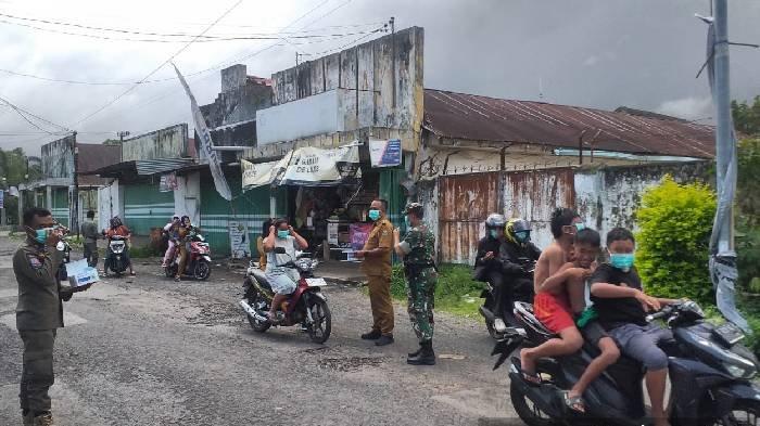 Forkopimca Sumberwringin bagikan ratusan masker pada warga yang melintas di depan Pendopo Kecamatan Sumber Wringin.