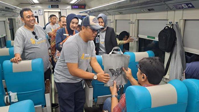 Executive Vice President PT KAI Daop 8 Surabaya, Wisnu Pramudyo saat membagikan souvenir kepada penumpang dalam rangka merayakan eksistensi 25 tahun KA Gajayana di Stasiun Malang, Senin (28/10/2024).
