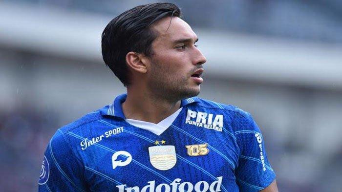 Ezra Walian mengakhiri kontrak dengan Persib Bandung dan dikabarkan akan merapat ke Persik Kediri