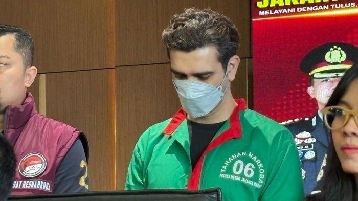 TERJERAT NARKOBA - Aktor Fachri Albar di Polres Jakarta Barat, Kamis (24/4/2025). Fachri mengaku mengonsumsi narkoba untuk menenangkan pikiran selama bekerja.