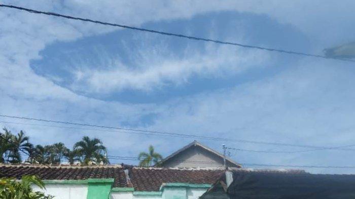Fenomena awan berlubang di langit Jember Jawa Timur, Selasa (4/6/2024).