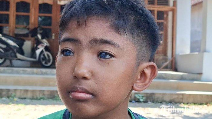 Bocah asli Kabupaten Madiun Fernando Pratama, yang punya mata biru, saat ditemui di rumahnya, Desa Sidorejo, Kecamatan Dolopo, Kabupaten Madiun Senin (28/10/2024).