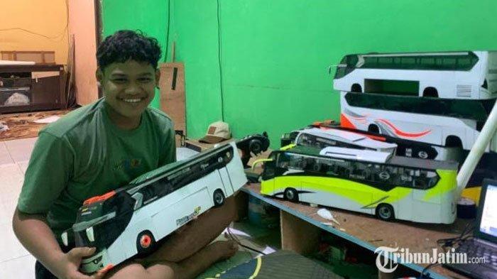 Firgian Listanto bersama miniatur bus buatannya di rumahnya, Jalan Cempaka, Tambakrejo, Gurah, Kabupaten Kediri, Senin (27/1/2025).