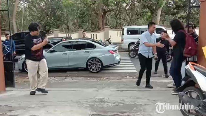 Calon Wali Kota Batu nomor urut 2, Firhando Gumelar saat datang menggunakan mobil BMW ke TPS 11 Kelurahan Sisir Kecamatan Batu Kota Batu yang terletak di SMP Taman Siswa Batu, Rabu (27/11/2024).