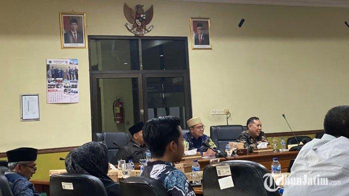 Foto Presiden dan Wakil Presiden di ruang rapat DPRD Sidoarjo yang jadi sorotan
