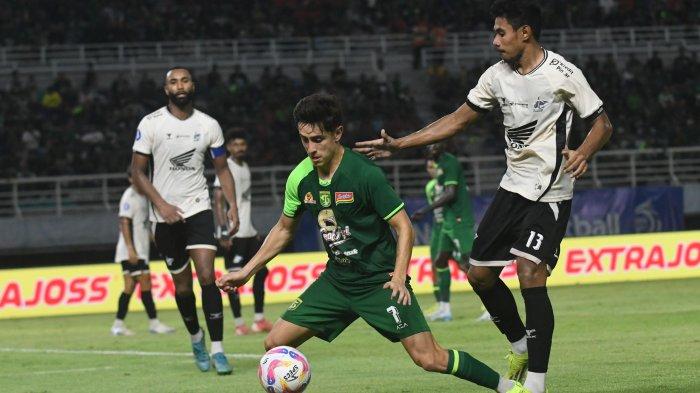 Francisco Rivera, pemain Persebaya, berduel dengan pemain PSM Makassar di Stadion Gelora Bung Tomo (GBT), Rabu (23/10/2024) malam. Laga berakhir imbang 1-1.