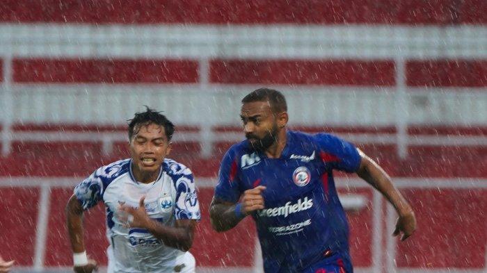 GAGAL MENANG - Dribbling Striker Arema FC Dalberto saat menjauh dari kejaran pemain PSIS Semarang saat kedua tim bertemu di pekan 24 Liga 1 2024/2025 di stadion soepriadi Blitar pada Senin (24/2/2025). Laga ini berakhir dengan skor imbang 2-2.
