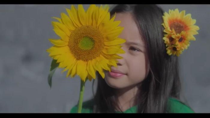 Tangkapan layar Video Music (MV) Gala Bunga Matahari dibintangi oleh Gempita Nora Marten.