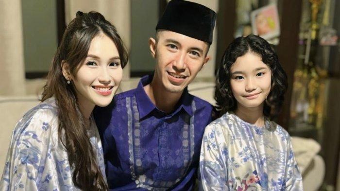 Ayu Ting Ting bersama Lettu Muhammad Fardhana serta Bilqis.
