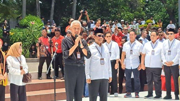 Bakal calon presiden Ganjar Pranowo dan bakal calon presiden Mahfud MD berpidato di Monumen Proklamasi, Jakarta, sebelum mendaftar ke Kantor Komisi Pemilihan Umum (KPU), Kamis (19/10/2023).
