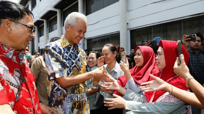 Ganjar Pranowo mengajak semua pihak untuk menggunakan produk asal Indonesia. Hal itu disampaikan saat kunjungi PT Maspion di Sidoarjo, Jawa Timur, Sabtu (14/10/2024).