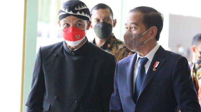 Gubernur Jawa Tengah Ganjar Pranowo bersama Presiden RI Joko Widodo di Pura Mangkunegaran, Surakarta, Sabtu (12/3/2022).