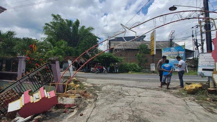 Gapura dusun yang diseruduk dump truk saat menghindari motor dari arah berlawanan di jalan Lamongan-Mojokerto, tepatnya di pertigaan Desa Dumpiagung, Kecamatan Kembangbahu, Selasa (7/1/2025).