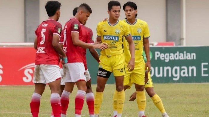 Gardhika Arya (dua dari kanan) bersama Dimas Sukarno saat memperkuat Gresik United musim lalu.