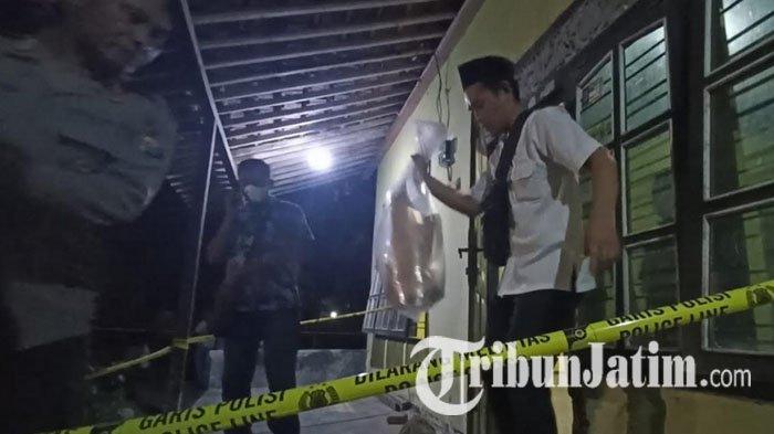 Garis polisi terpasang di lokasi temuan kerangka manusia yang terkubur di kamar rumah, Desa Bacem, Kecamatan Ponggok, Kabupaten Blitar, Selasa (21/11/2023).