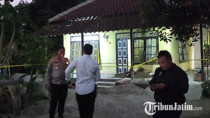Lokasi ditemukannya kerangka manusia yang terkubur di kamar rumah, Desa Bacem, Kecamatan Ponggok, Kabupaten Blitar, Selasa (21/11/2023). Kerangka pertama kali ditemukan oleh pekerja renovasi rumah