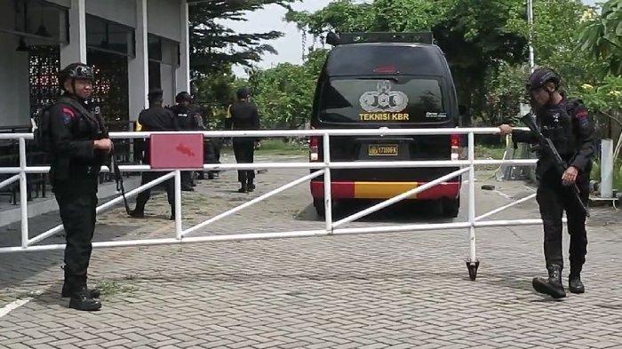 Tim Gegana Polda Jatim melakukan evakuasi terhadap sebuah koper mencurigakan yang ditemukan di SPBU yang berada di Jalan Arteri Baru, Porong, Sidoarjo, Kamis (2/1/2025).