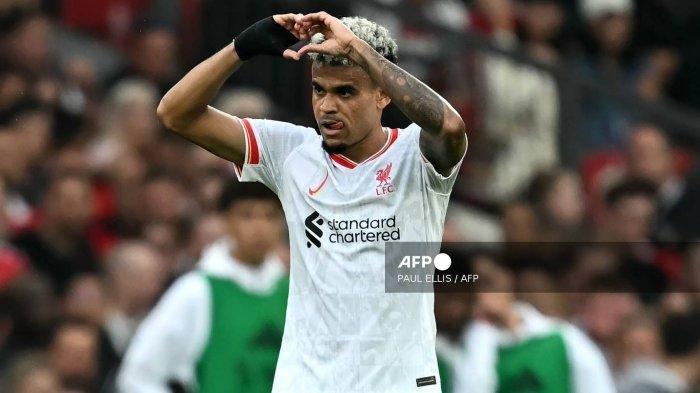 LUIS DIAZ - Gelandang Liverpool Luis Diaz merayakan gol pembuka pertandingan sepak bola Liga Primer Inggris antara Manchester United dan Liverpool di Old Trafford di Manchester, Inggris barat laut, pada 1 September 2024. (Foto Arsip, September 2024). Luis Diaz kini diincar oleh Cristiano Ronaldo untuk pindah ke Al Nassr.