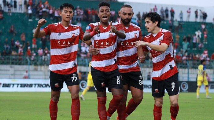 Gelandang Madura United, Hugo Gomes (Jaja) melakukan selebrasi usai menjebol gawang Barito Putera di Stadion Gelora Bangkalan, Minggu (10/12/2023).