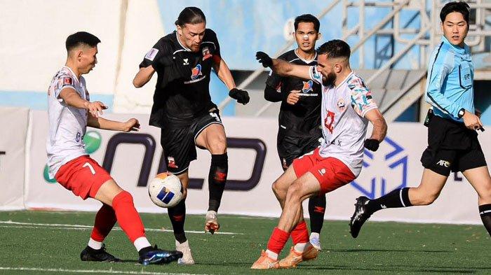 Gelandang Madura United, Jordy Wehrmann (kaus hitam) menguasai bola, dikepung pemain Selenge Press Falcons di Stadion MFF Football Centre, Ulaanbaatar, Mongolia, Minggu (27/10/2024). Laga Madura United vs Selenge Press Falcons berakhir imbang 0-0.