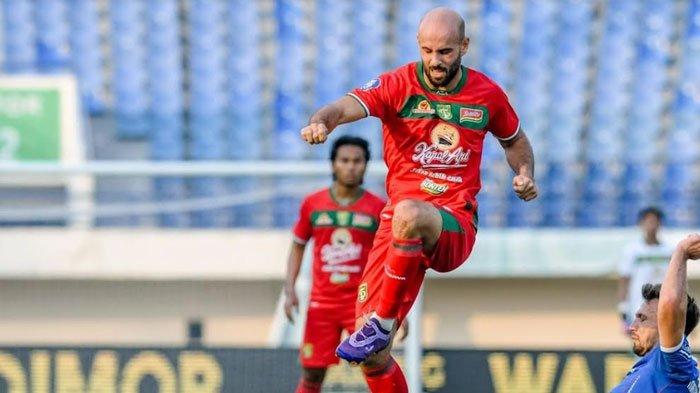 Gelandang Persebaya, M Rashid berduel dengan pemain Persib di Stadion Si Jalak Harupat, Kabupaten Bandung, Jumat (18/10/2024) sore. Laga berakhir 2-0 untuk kemenangan Persib.