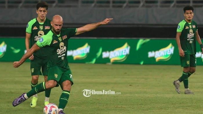 Gelandang Persebaya, Mohammaed Rashid saat melawan PSM Makassar di Stadion Gelora Bung Tomo