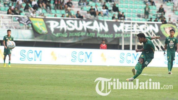 Gelandang Persebaya Surabaya, Toni Firmansyah melepaskan tendangan ke gawang Madura United pada laga Persebaya vs Madura United, di Stadion Gelora Bung Tomo (GBT) Surabaya, Rabu (13/3/2024) malam. Laga berakhir imbang 0-0.