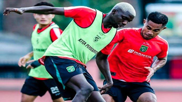 Gelandang asing Persebaya, Gilson Costa menjalani latihan bersama tim di Lapangan Thor, Surabaya. Persiapan menghadapi Persija di Stadion Gelora Bung Tomo (GBT), Jumat (22/11/2024) mendatang.