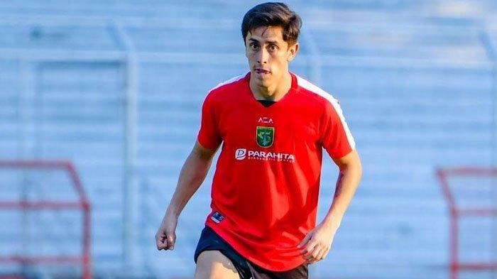 Gelandang asing Persebaya Surabaya, Francisco Rivera menjalani latihan tim di Stadion Gelora 10 Nopember Surabaya, 2024.