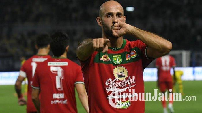 Gelandang asing Persebaya Surabaya, Mohammed Rashid melakukan selebrasi setelah berhasil menjebol gawang Barito Putera di Stadion Gelora Bung Tomo (GBT) Surabaya, Jumat (23/8/2024) malam. Laga berakhir dengan skor 2-1 untuk kemenangan Persebaya.