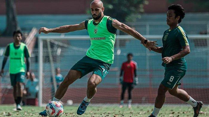 Gelandang asing Persebaya Surabaya, Mohammed Rashid saat menjalani latihan bersama tim, dalam persiapan menghadapi laga Persebaya vs Barito Putera di Stadion GBT Surabaya, Jumat (23/8/2024) mendatang.